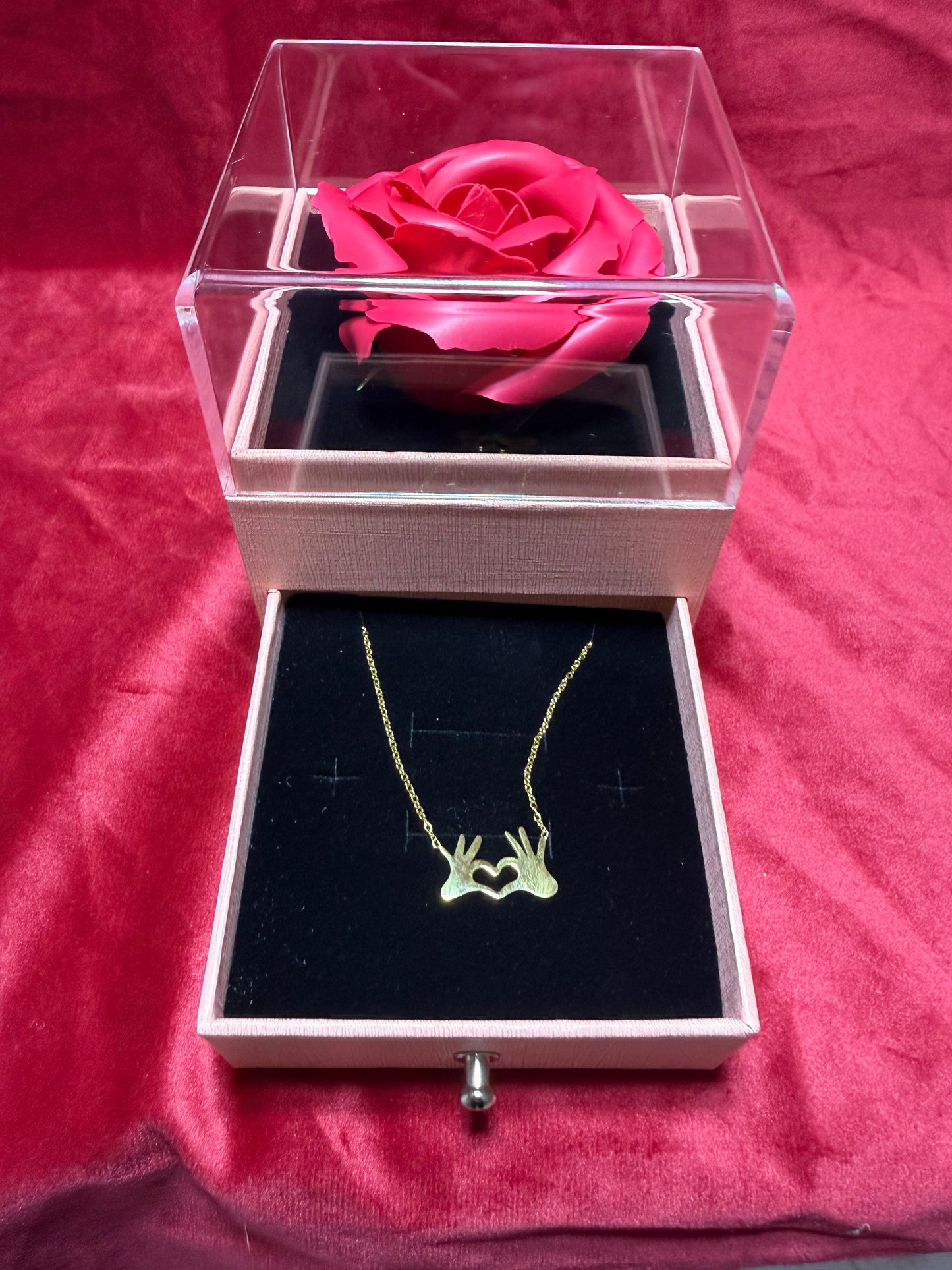 box-con-rosa-rosa-collana-con-cuori