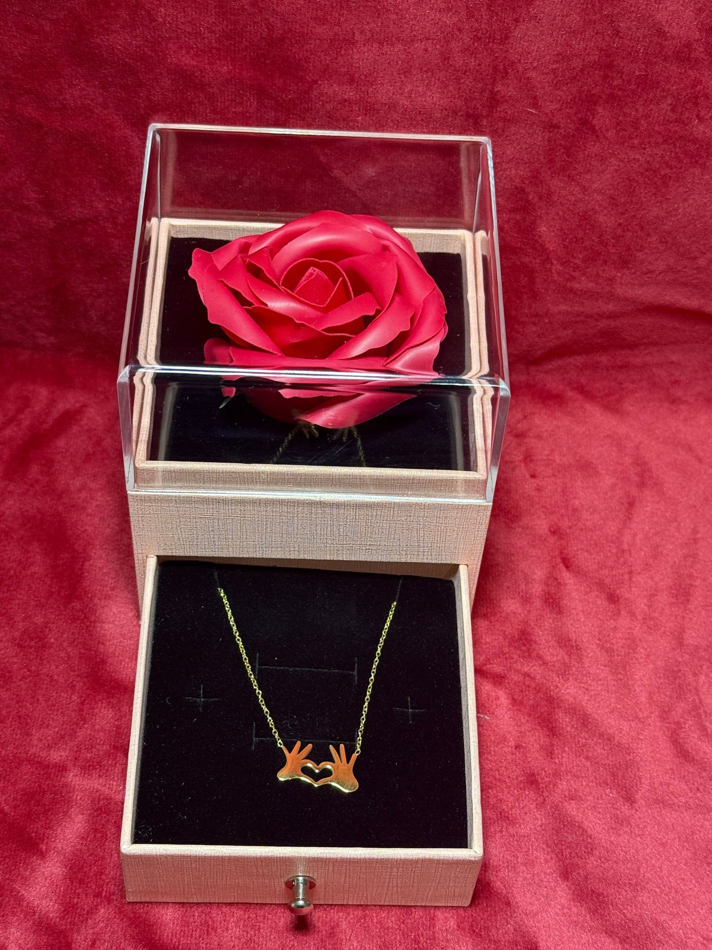 box-con-rosa-rosa-collana-con-cuori